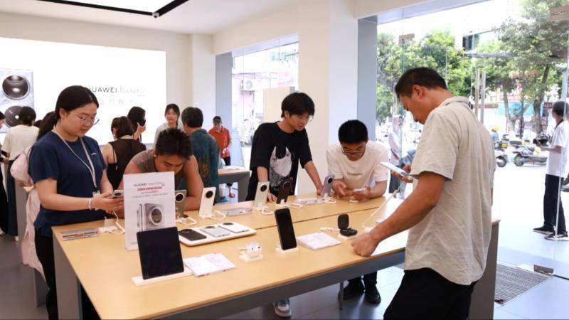 江西 電子產(chǎn)品銷(xiāo)售火熱，“后高考經(jīng)濟(jì)”持續(xù)升溫